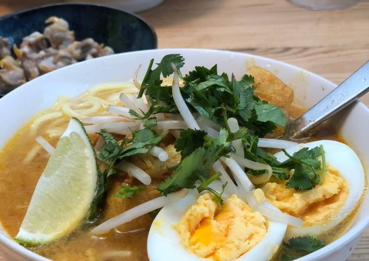 Laksa (Malaysian Curry Noodles)