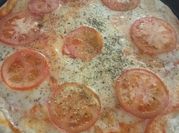 Una foto de pizza casera con levadura seca