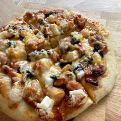 A picture of Japanese Teriyaki Chicken Pizza.