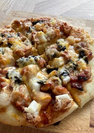 A picture of Japanese Teriyaki Chicken Pizza.