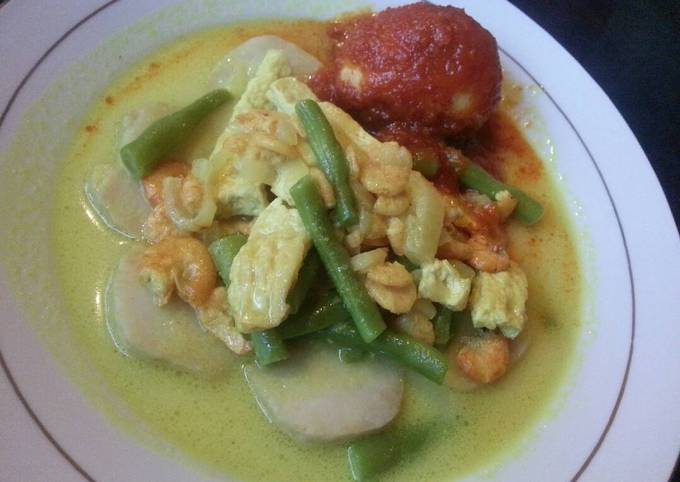 Lontong sayur bumbu merah