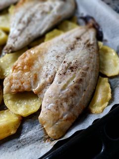 Una foto de Dorada al horno con patatas