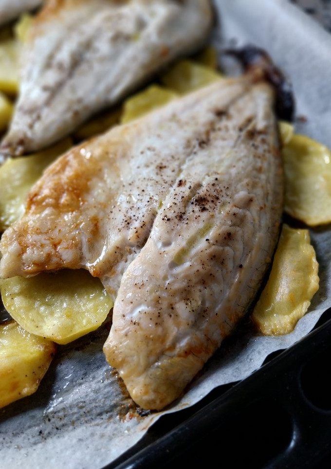Una foto de Dorada al horno con patatas