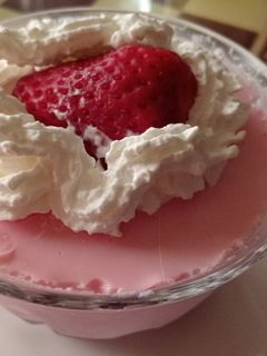 Una foto de Nube 🌥️de Sandía 🍉 y fresa 🍓 (Panacota), fácil, sencillo y delicioso