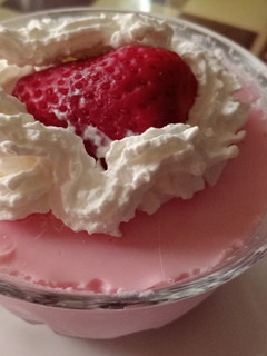 Una foto de Nube 🌥️de Sandía 🍉 y fresa 🍓 (Panacota), fácil, sencillo y delicioso