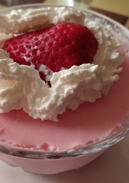 Una foto de Nube 🌥️de Sandía 🍉 y fresa 🍓 (Panacota), fácil, sencillo y delicioso