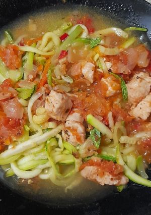 Una foto de Fideos de zucchini con boloñesa de pollo