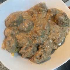 Una foto de Albóndigas con salsa de nueces