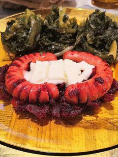Foto di Wurstel con barbabietola e indivia