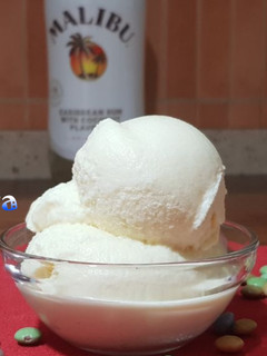 Una foto de Helado de Malibú con piña natural. Con y sin heladera
