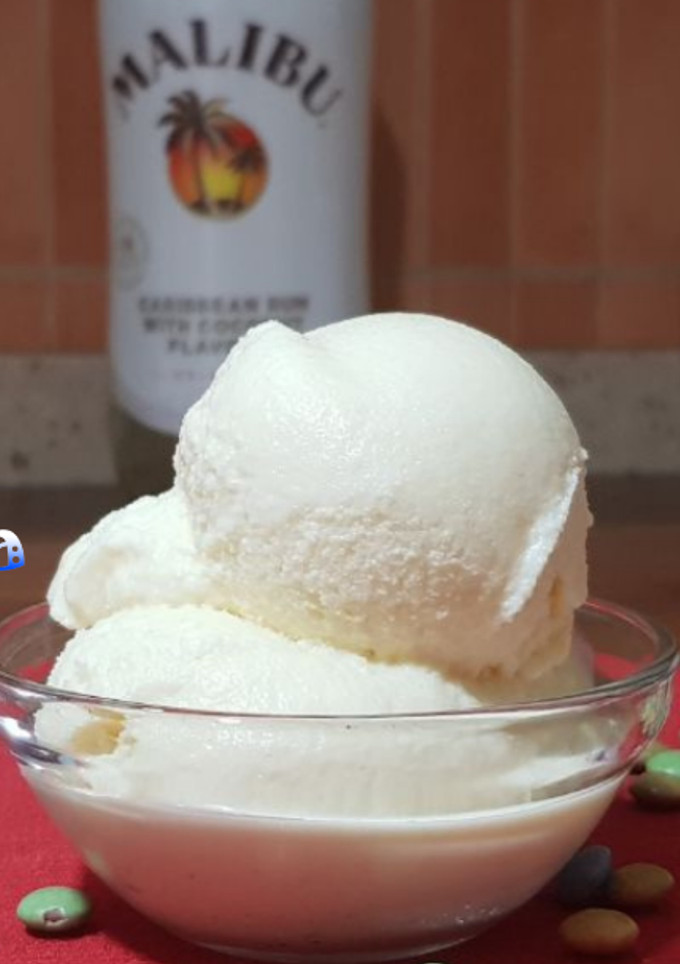 Una foto de Helado de Malibú con piña natural. Con y sin heladera