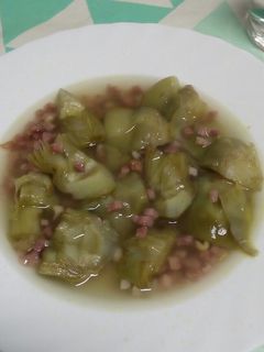 Una foto de Alcachofas con jamón y caldito