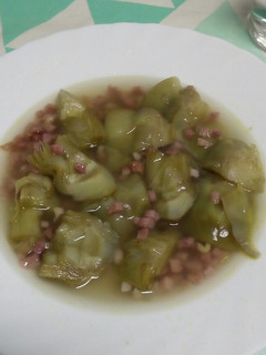 Una foto de Alcachofas con jamón y caldito