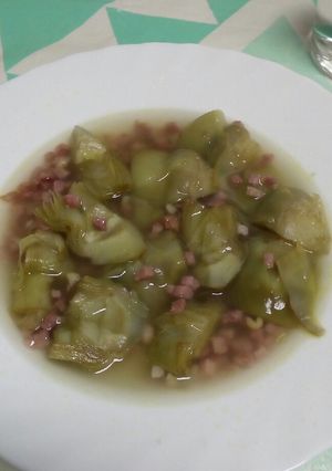Una foto de Alcachofas con jamón y caldito