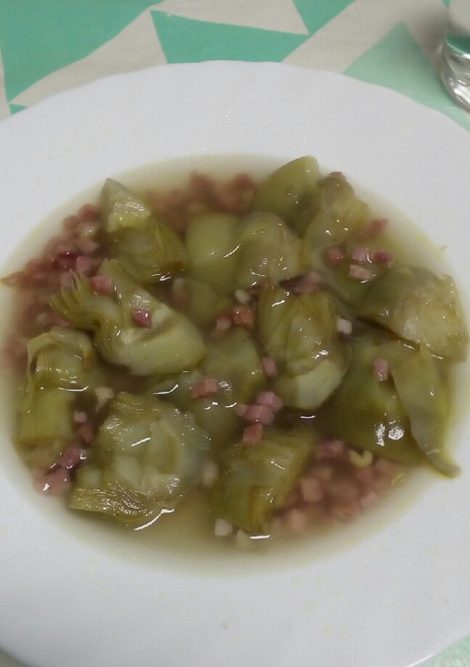 Una foto de Alcachofas con jamón y caldito