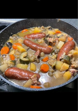 Une photo de Potée aux saucisses fumées, lard et légumes