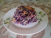 Una foto de ensalada de repollo morado y atún