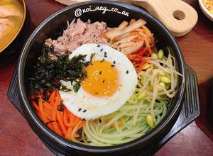 Hình của món Cơm trộn Bibimbap cá hộp Hàn Quốc.