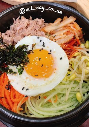 Hình của món Cơm trộn Bibimbap cá hộp Hàn Quốc.