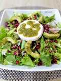 Ensalada de brotes, aguacate, granada y queso de cabra con pesto de hierbabuena y cacahuete
