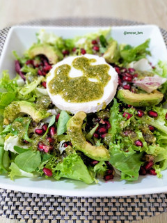 Una foto de Ensalada de brotes, aguacate, granada y queso de cabra con pesto de hierbabuena y cacahuete