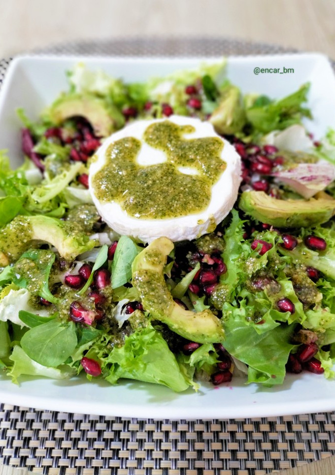 Una foto de Ensalada de brotes, aguacate, granada y queso de cabra con pesto de hierbabuena y cacahuete