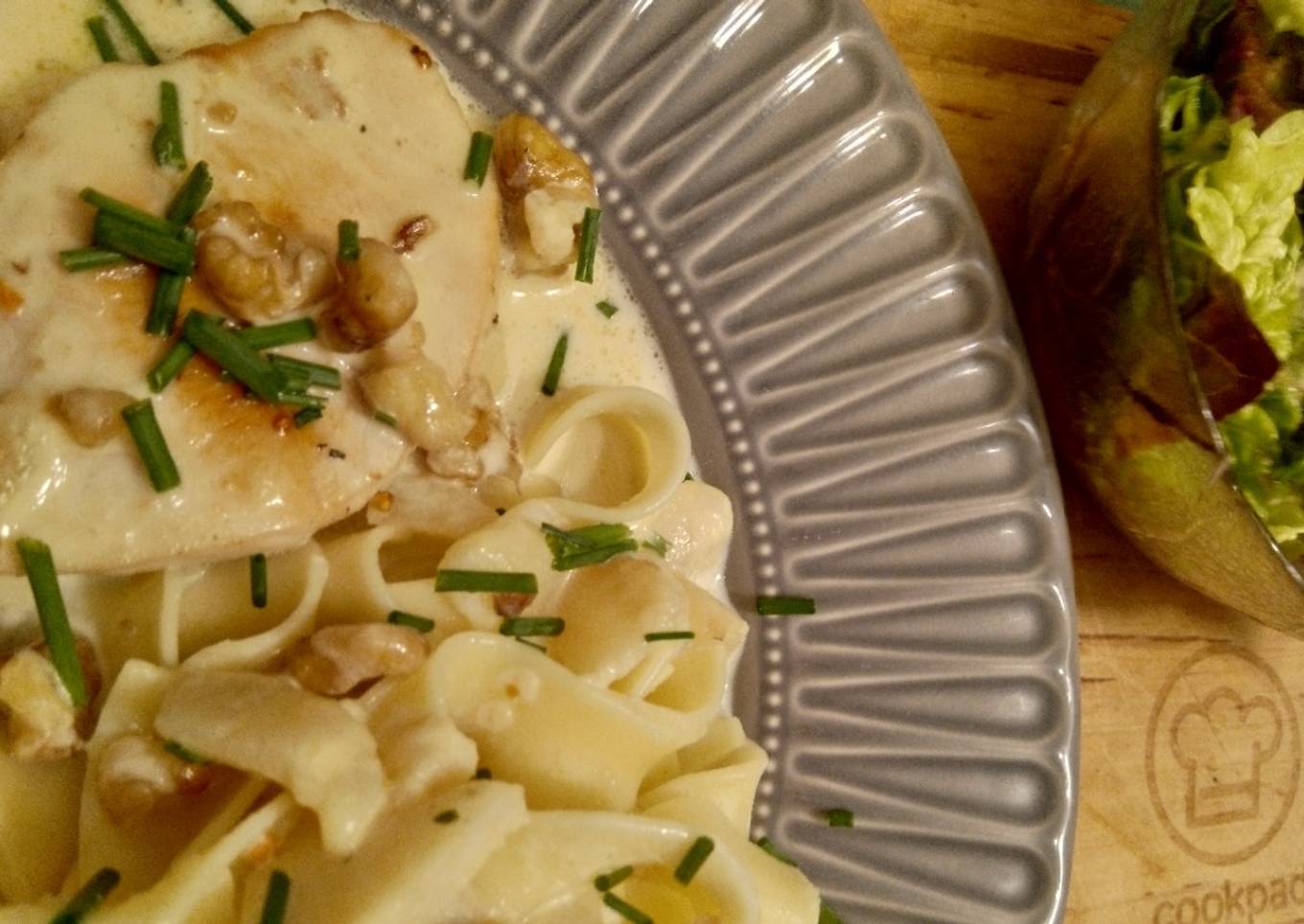 Dishes and pasta with pear-gorgonzola-walnut sauce: