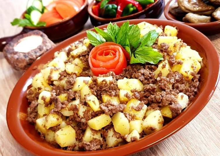 Golden_potatoes_with_ground_meat_and_pinenuts