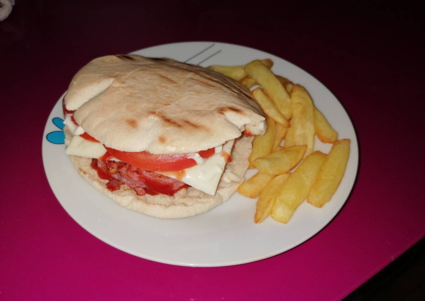 Hamburguesa casera en pan de pita