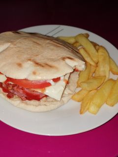 Una foto de Hamburguesa casera en pan de pita