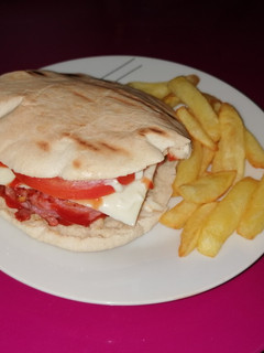 Una foto de Hamburguesa casera en pan de pita