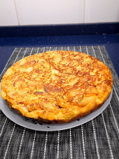 Una foto de Tortilla de patatas con calabacín y cebolla (Sin sal)