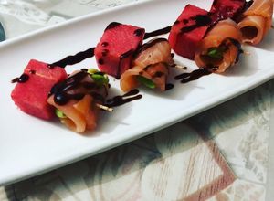 Una foto de Brochetas de aguacate salmón ahumado sandía y toque de VIDALIM