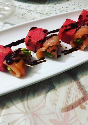 Una foto de Brochetas de aguacate salmón ahumado sandía y toque de VIDALIM