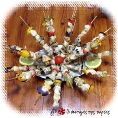 A picture of Light chicken souvlaki with vegetables.