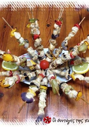 A picture of Light chicken souvlaki with vegetables.