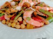 Una foto de ensalada de garbanzo pimiento
