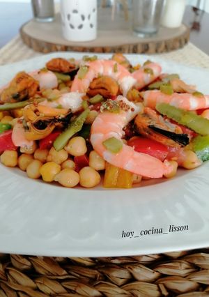 Una foto de Ensalada de garbanzos con langostinos y mejillones