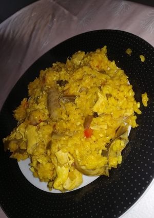 Una foto de Arroz con pollo y alcachofas
