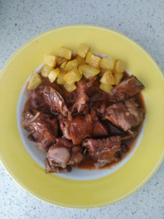 Una foto de Costillas al vino tinto con patatas fritas