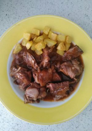 Una foto de Costillas al vino tinto con patatas fritas