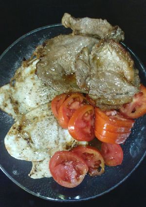 Una foto de Bifes con tomate y huevos fritos