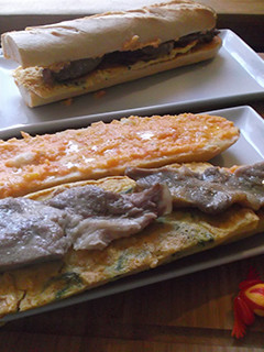 Foto principal de Bocadillo de tortilla y cerdo