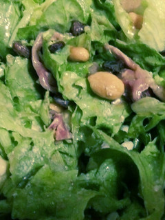 Una foto de Ensalada de jamón y queso de cabra