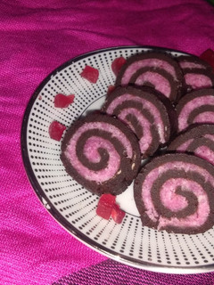 चॉकलेट रोज़ रोल्स (Chocolate Rose rolls recipe in hindi) रेसिपी मुख्य फोटो