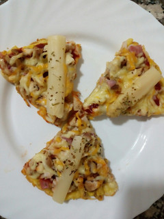 Una foto de Pizza, con base de tortilla y patatinas