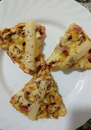Una foto de Pizza, con base de tortilla y patatinas