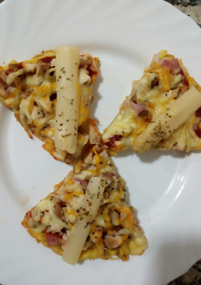 Una foto de Pizza, con base de tortilla y patatinas