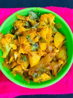 आलू गोभी की सब्जी(Aloo gobhi ki sabji recipe ine Hindi) रेसिपी मुख्य फोटो
