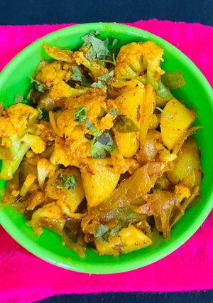 आलू गोभी की सब्जी(Aloo gobhi ki sabji recipe ine Hindi) रेसिपी मुख्य फोटो